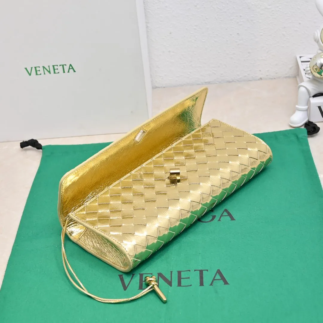 The batch of 1360 BV Andiamo evening handbags has been heavily planted again~ The designer aesthetics in the era of economic downturn are back. I fall in love with it at first sight and can't put it down. It's so beautiful and full of aura. The shape and texture are very competitive. It's light in weight and has sufficient capacity. It's a must-have for fashionistas. It's suitable for many occasions, minimalist, high-end and light luxury. Model No.: 741511 Size: 31*13*3cm